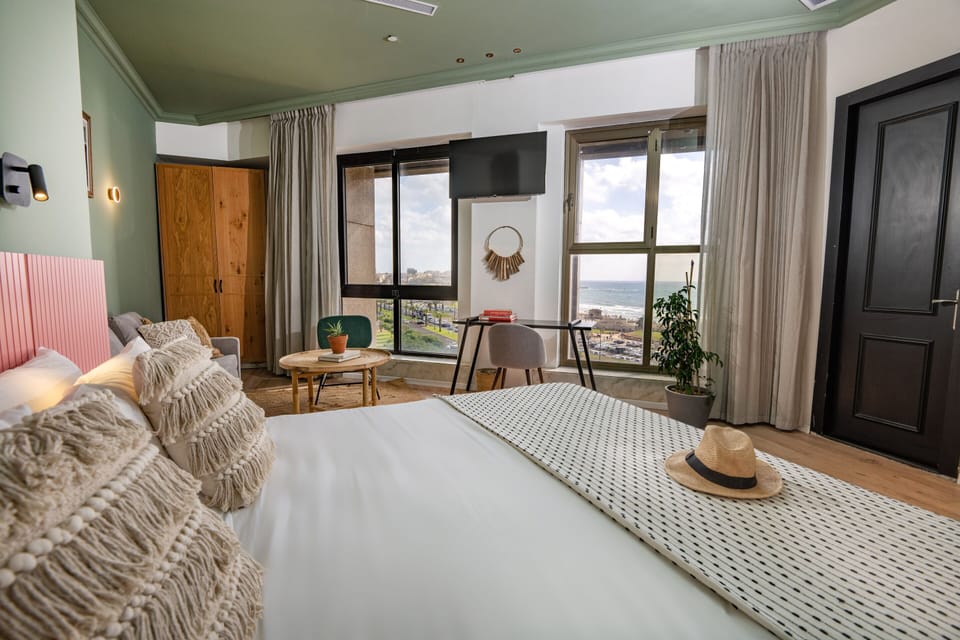 Classic Studio Suite | Premium bedding, free WiFi, bed sheets