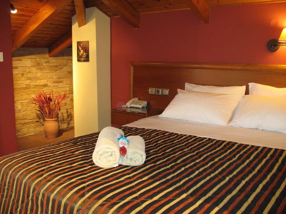 Premium bedding, down comforters, laptop workspace, WiFi (free)