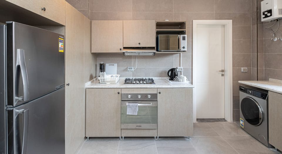 Fridge, microwave, dishwasher, cookware/dishes/utensils