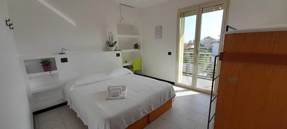 Minibar, in-room safe, WiFi (free), bed sheets
