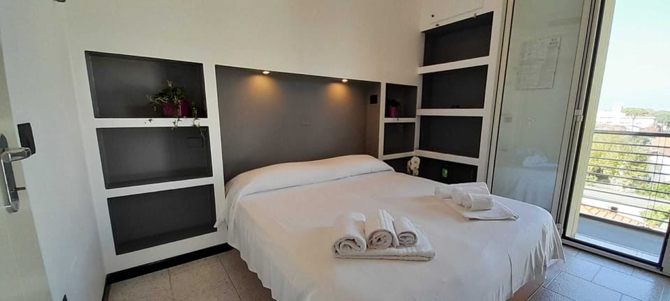 Minibar, in-room safe, WiFi (free), bed sheets