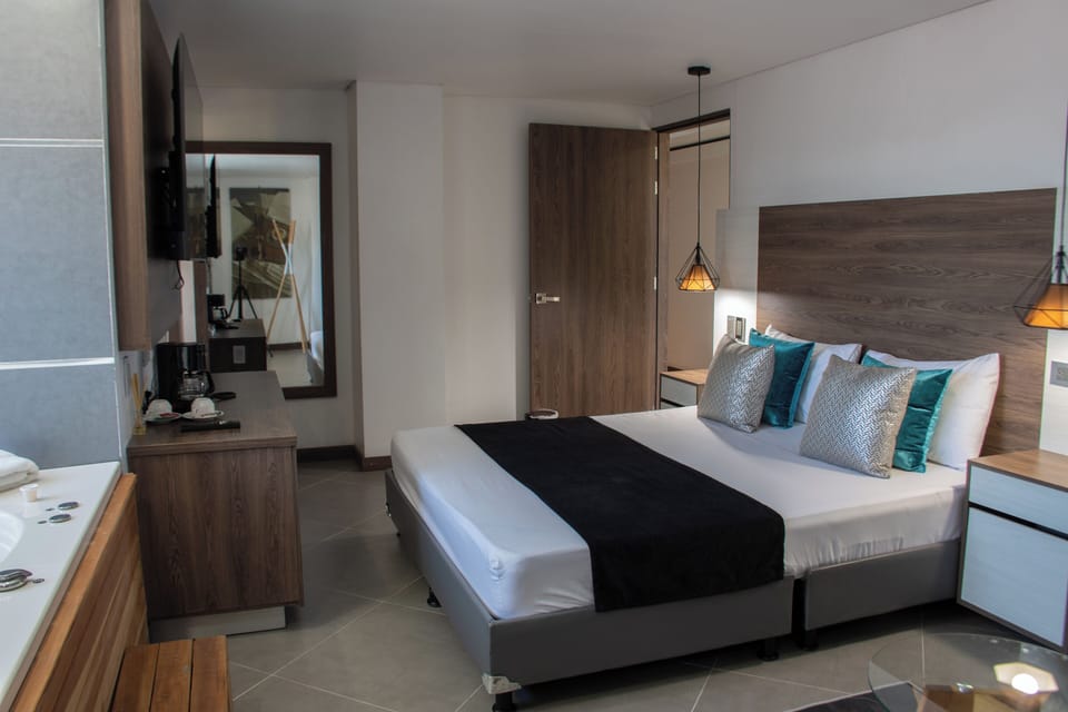 Luxury Suite | Hypo-allergenic bedding, minibar, free WiFi, bed sheets