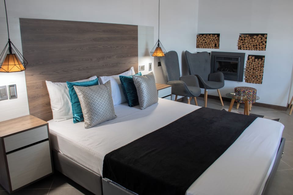 Luxury Suite | Hypo-allergenic bedding, minibar, free WiFi, bed sheets