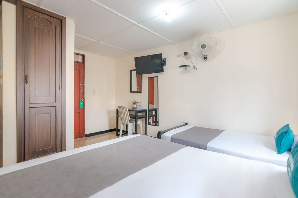 Triple Room | Hypo-allergenic bedding available, iron/ironing board (on request)