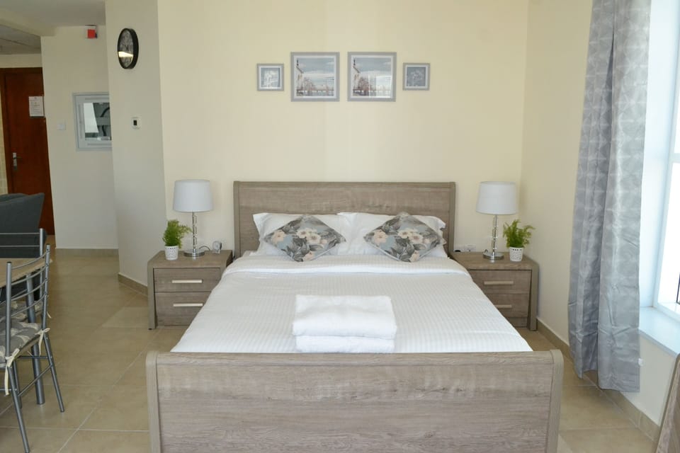 Studio | In-room safe, desk, laptop workspace, iron/ironing board