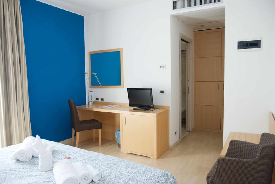 Executive Double Room | Down comforters, minibar, in-room safe, desk