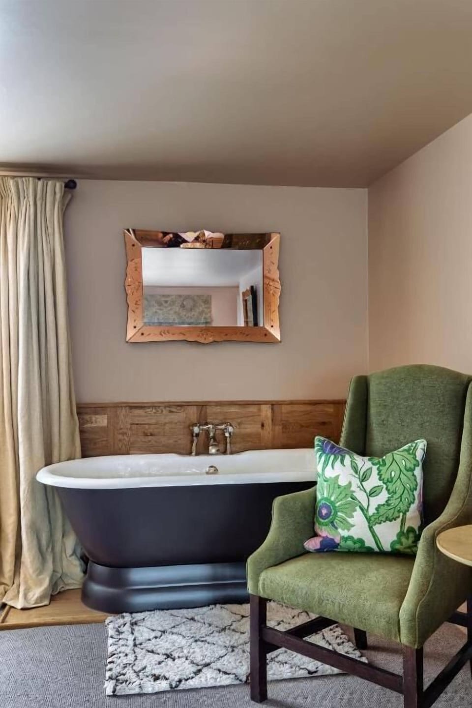 Luxury Room | Bathroom | Free toiletries, hair dryer, towels, shampoo