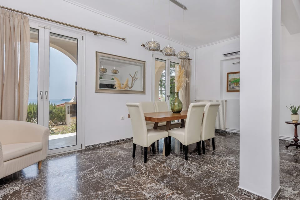 Comfort Villa | In-room dining