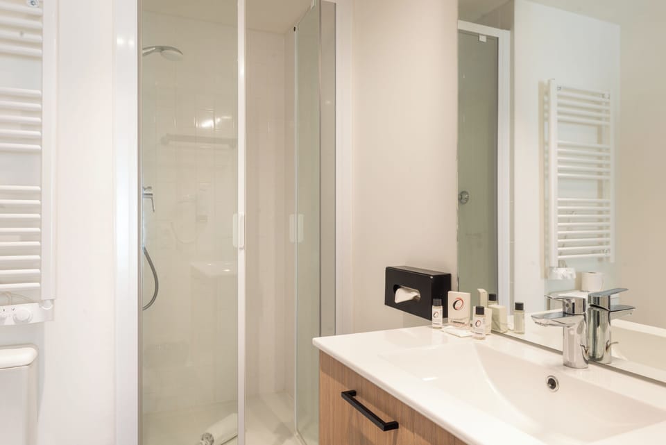 Shower, hydromassage showerhead, eco-friendly toiletries, hair dryer