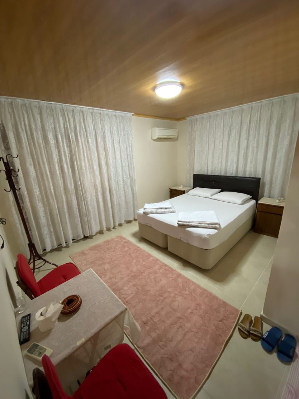 Basic Room, Multiple Beds, Non Smoking, Mountain View | WiFi (free)