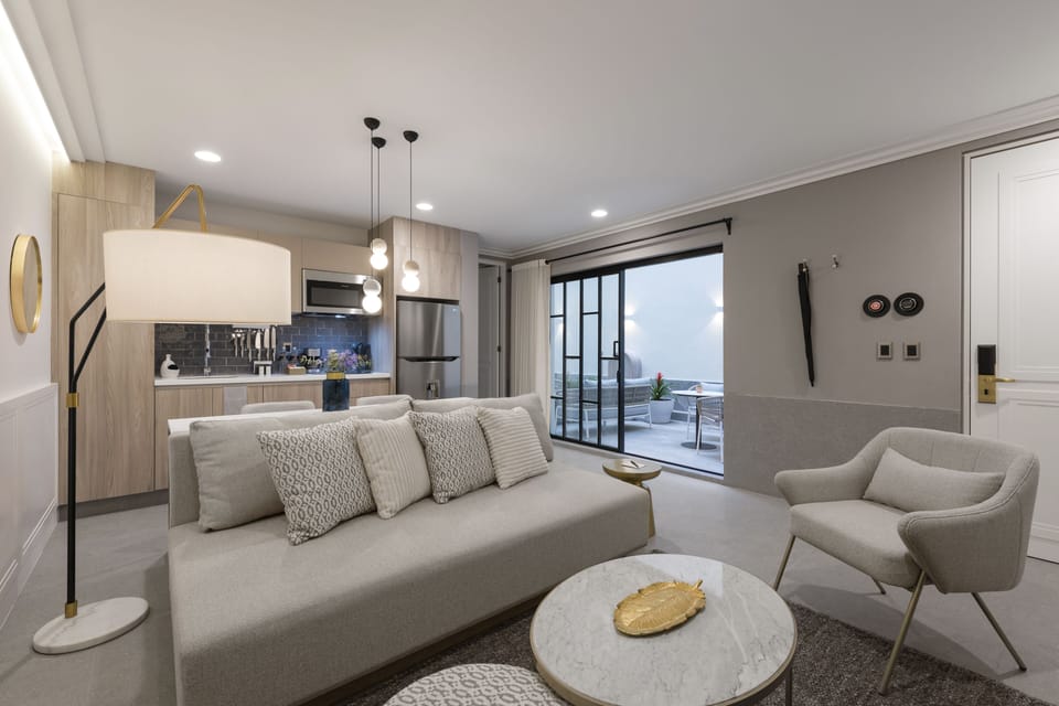 Design Suite, 1 King Bed with Sofa bed, Non Smoking, Kitchen | Minibar, in-room safe, WiFi (free), individually furnished