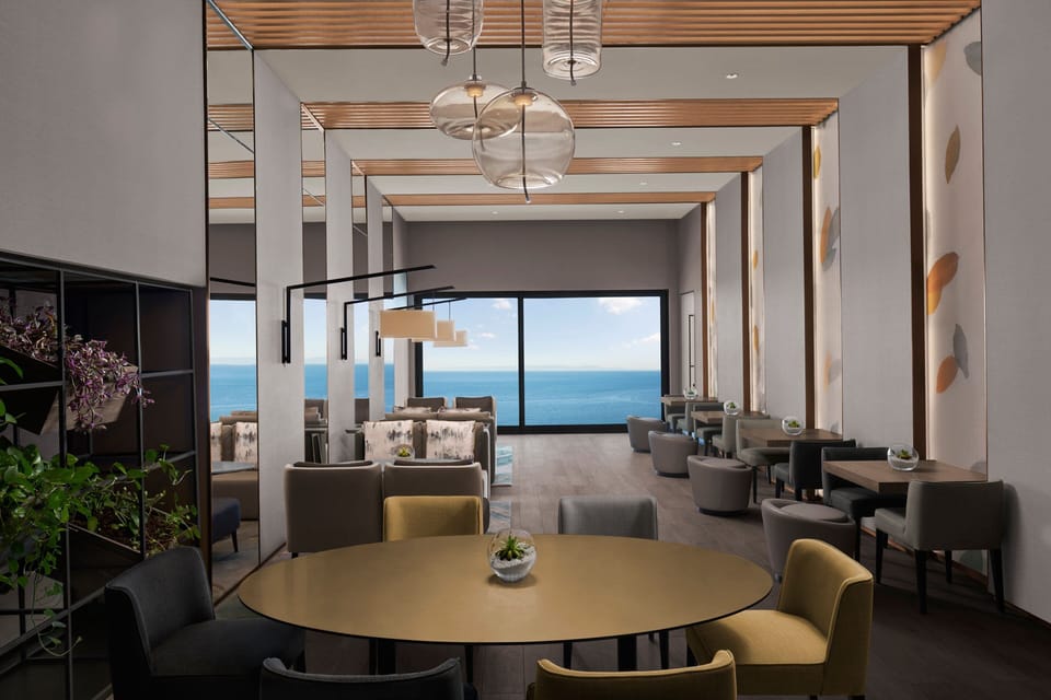 2 bars/lounges, lobby lounge