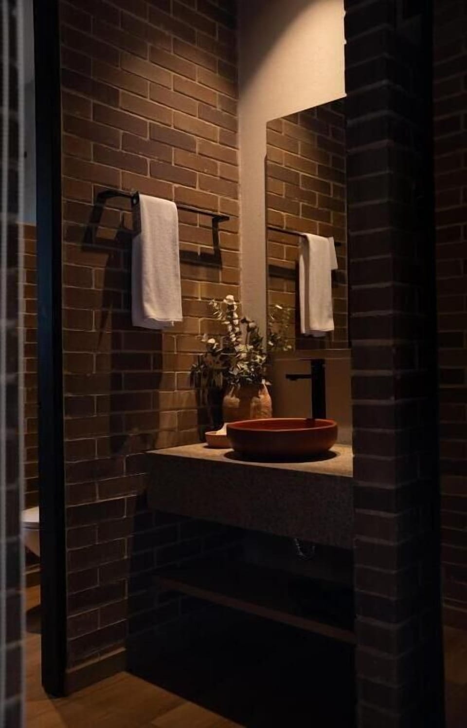 Standard Studio Suite | Bathroom | Shower, rainfall showerhead, free toiletries, towels