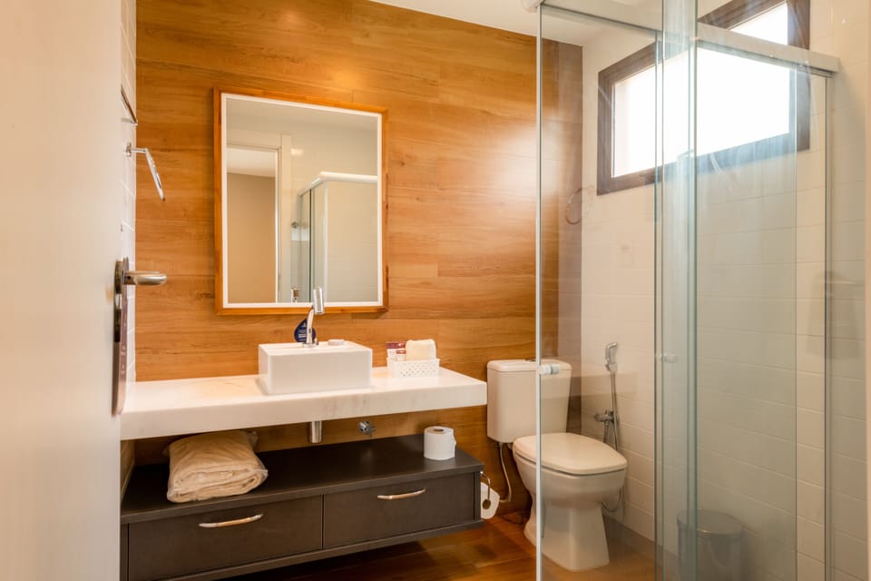 Luxury Cabin | Bathroom | Free toiletries, hair dryer