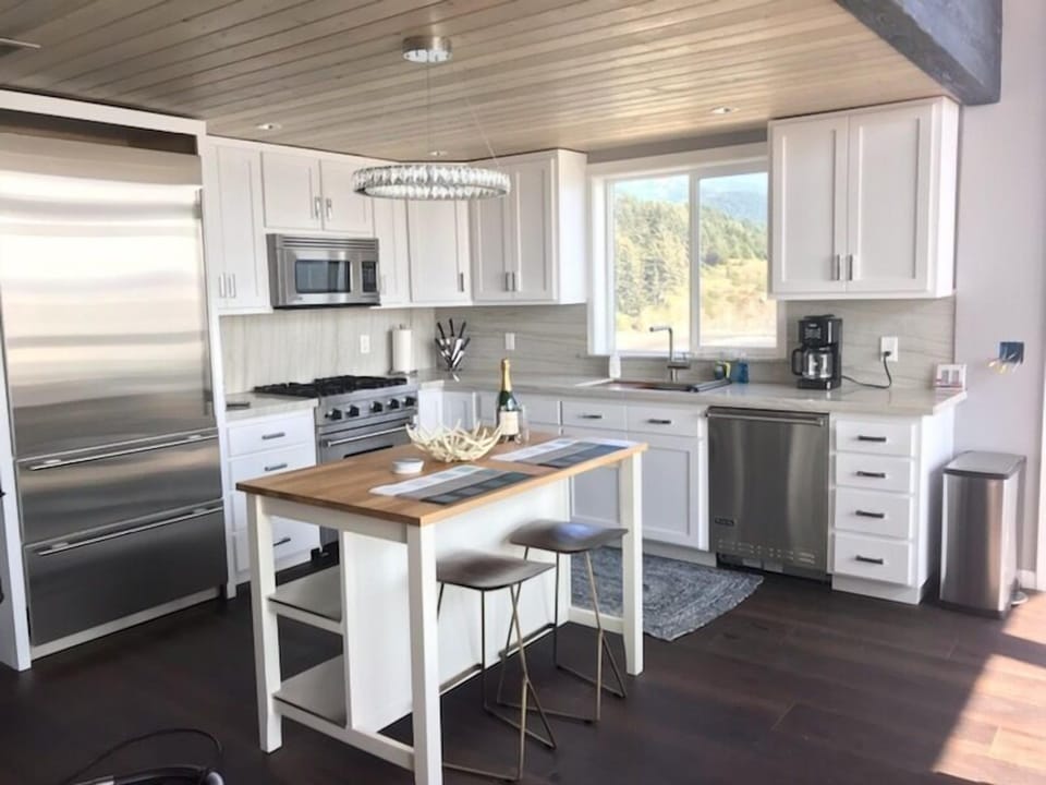 House, Private Bathroom, Ocean View (Lookout) | Private kitchen | Coffee/tea maker, electric kettle, highchair, dining tables