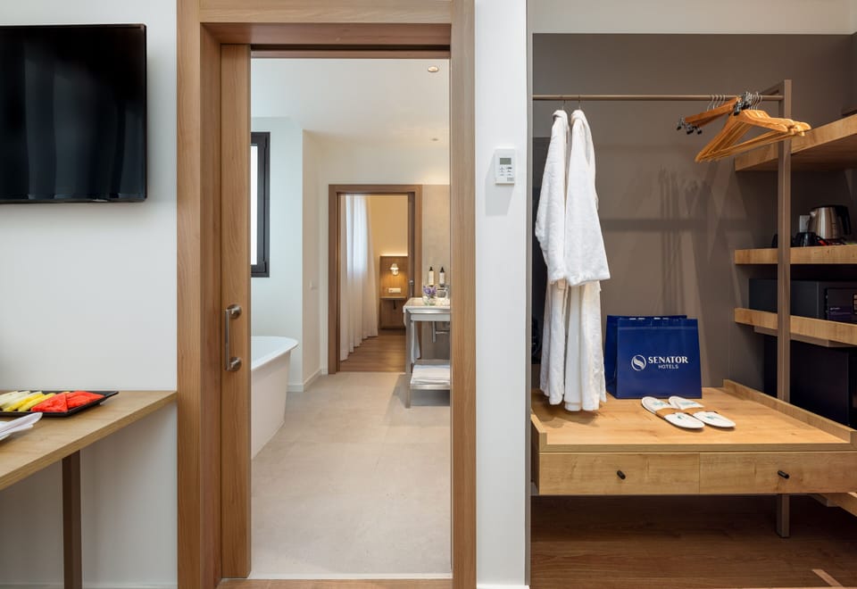 Junior Suite | Minibar, in-room safe, desk, soundproofing