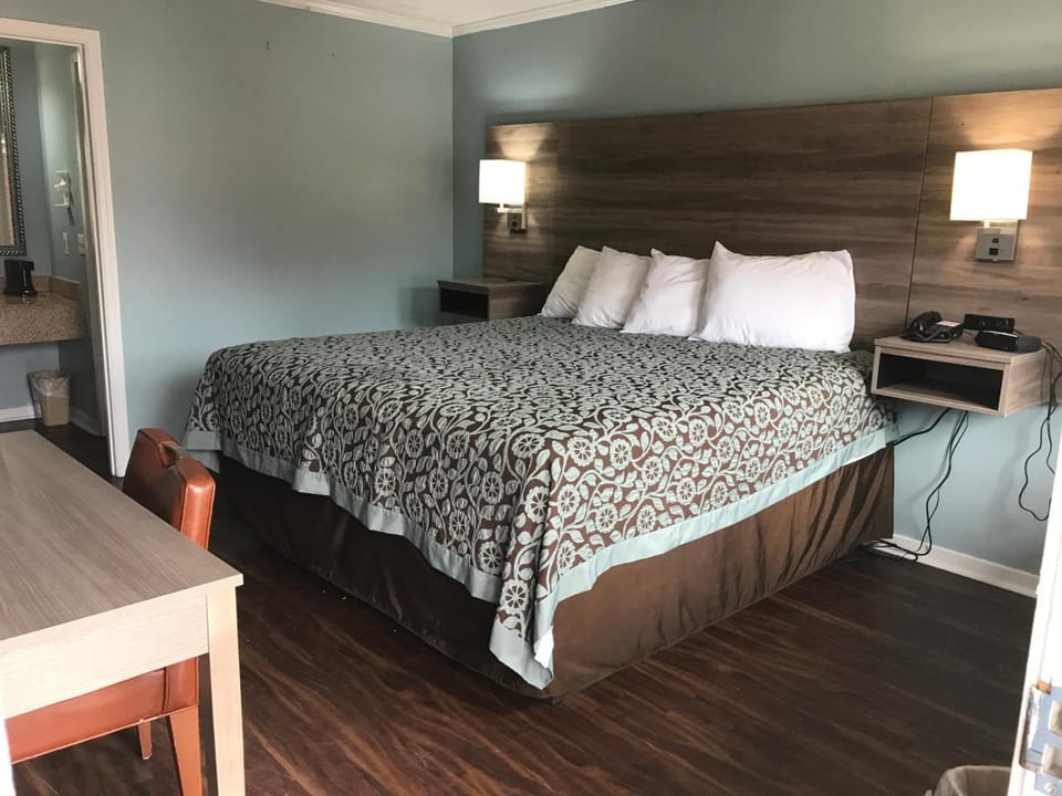 Standard Room, 1 King Bed | Pillowtop beds, laptop workspace, iron/ironing board, free WiFi