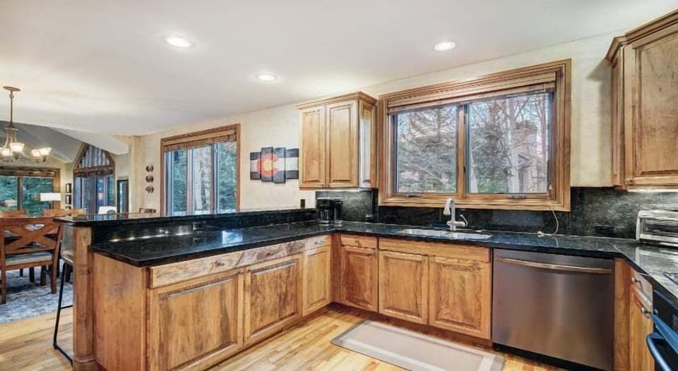 Townhome, 4 Bedrooms | Private kitchen | Fridge, oven, coffee/tea maker, toaster