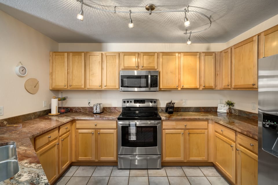 Condo, 3 Bedrooms | Private kitchen | Fridge, oven, coffee/tea maker, toaster
