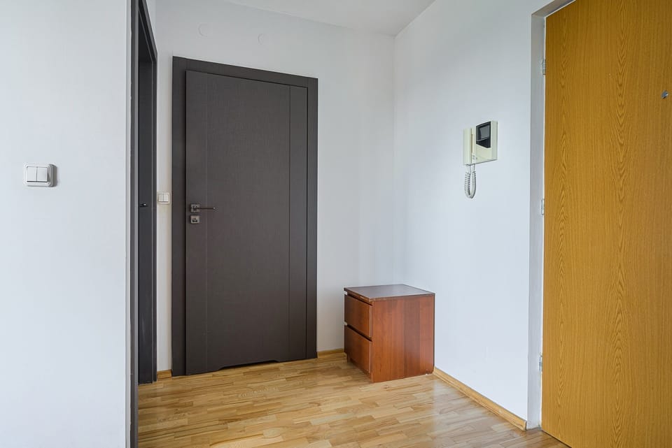 Deluxe Apartment | Living area | 42-inch LCD TV with cable channels, TV