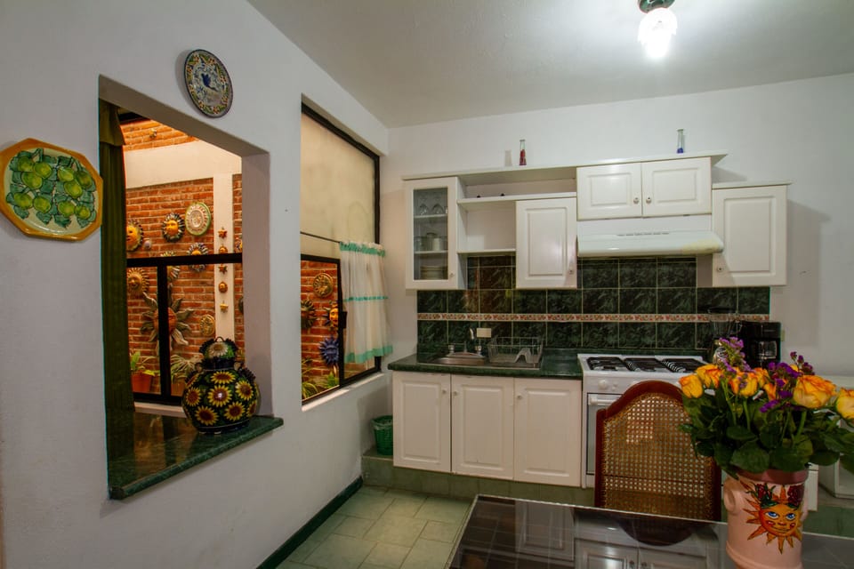 Standard Room, 1 King Bed, Kitchen, Courtyard View | Private kitchen | Dining tables