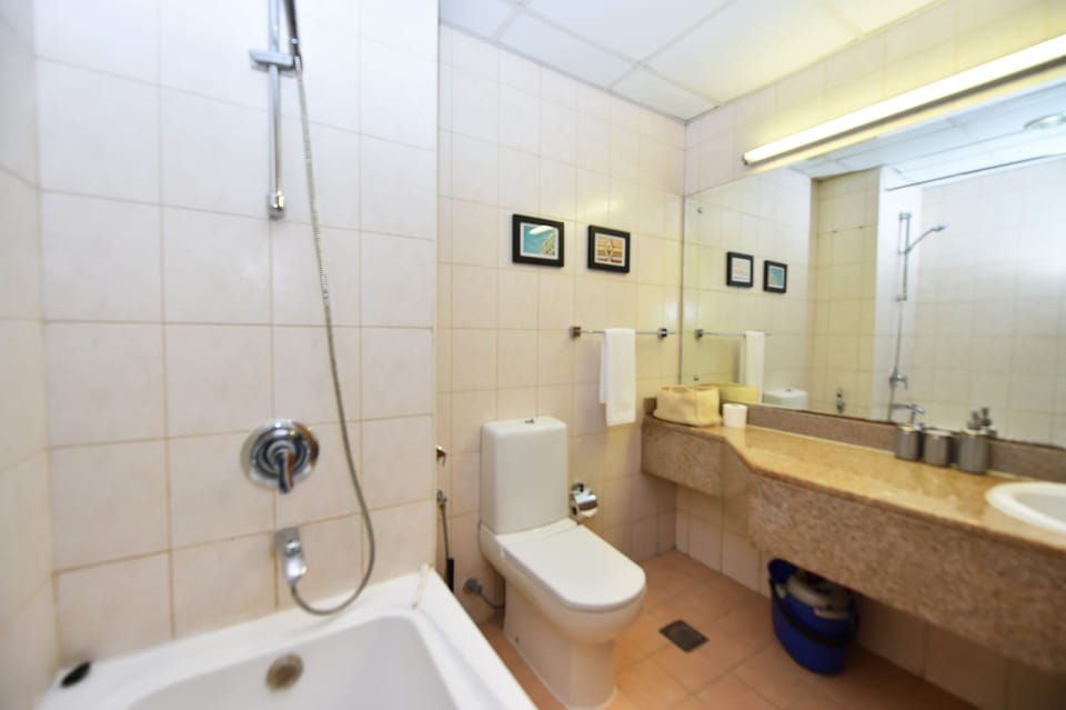 Studio | Bathroom | Free toiletries, hair dryer, towels, soap