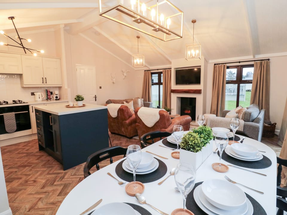 Cottage | Private kitchen | Fridge, microwave, electric kettle, toaster