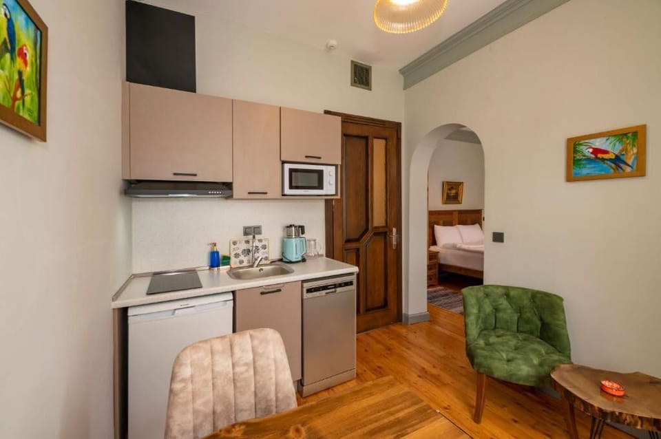 1 bedroom, Egyptian cotton sheets, premium bedding, down comforters