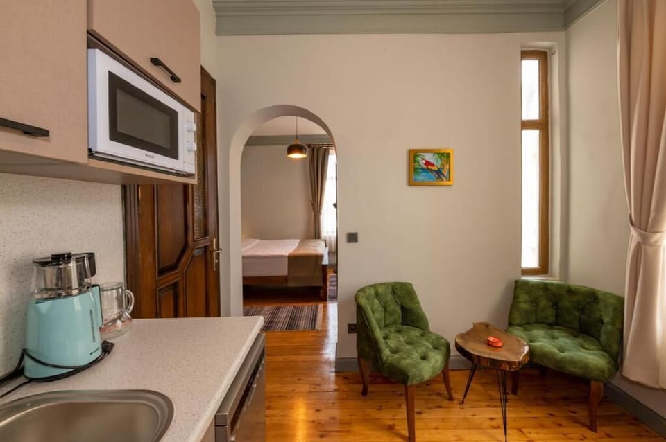 Deluxe Suite, 1 Bedroom, Non Smoking | 1 bedroom, Egyptian cotton sheets, premium bedding, down comforters