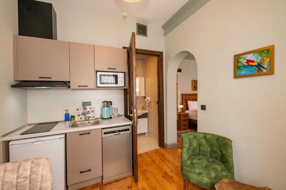 Deluxe Suite, 1 Bedroom, Non Smoking | Private kitchen | Full-size fridge, microwave, stovetop, dishwasher