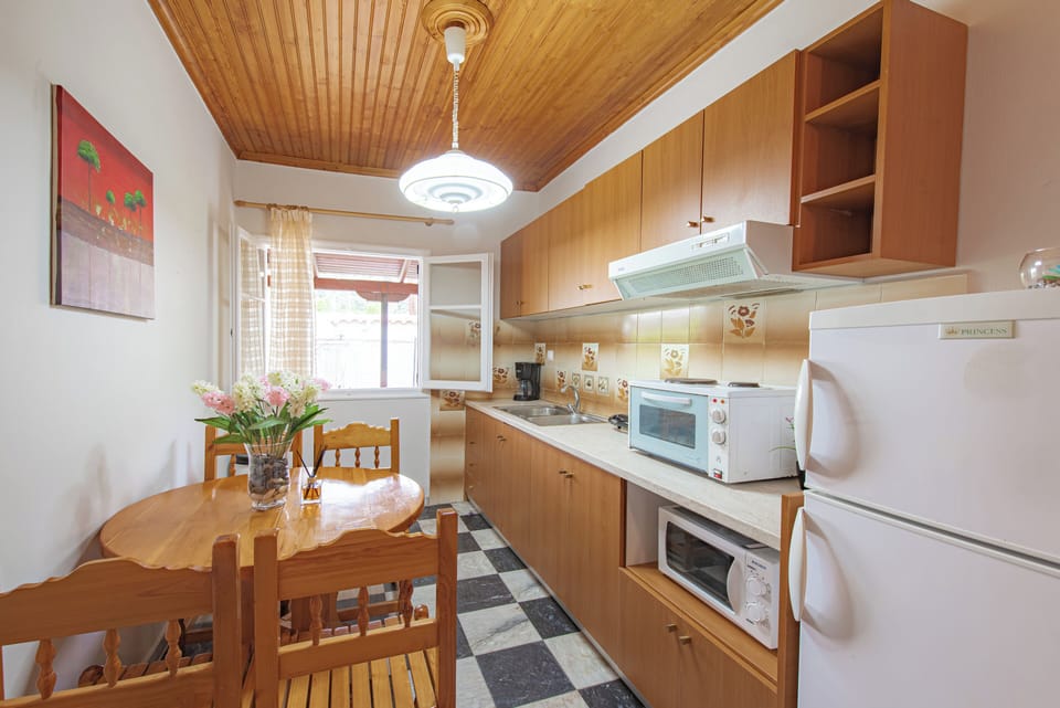 House, 2 Bedrooms, Smoking, Patio | Dining