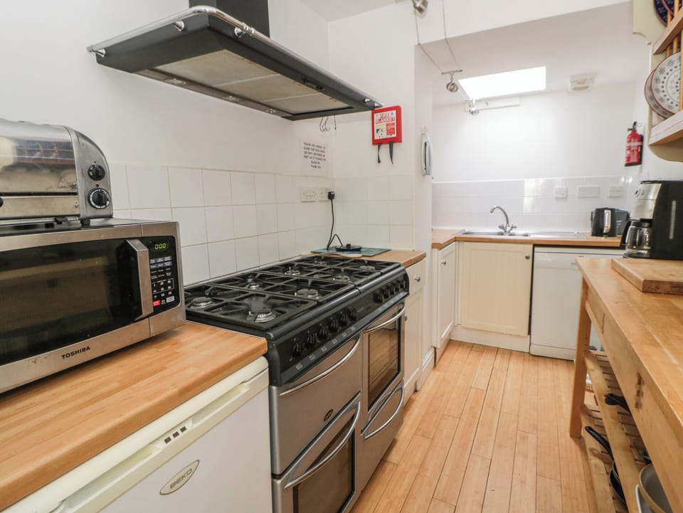 Cottage | Private kitchen | Fridge, microwave, dishwasher, electric kettle
