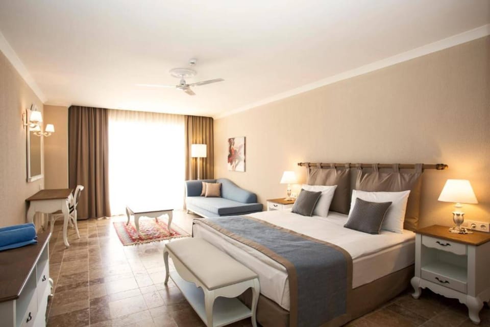 Standard Room, Partial Sea View | Minibar, soundproofing, free WiFi, bed sheets
