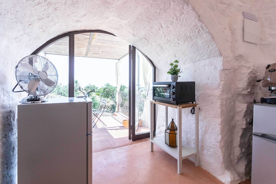 Panoramic House | Shared kitchen | Full-size fridge, stovetop, cookware/dishes/utensils, dining table
