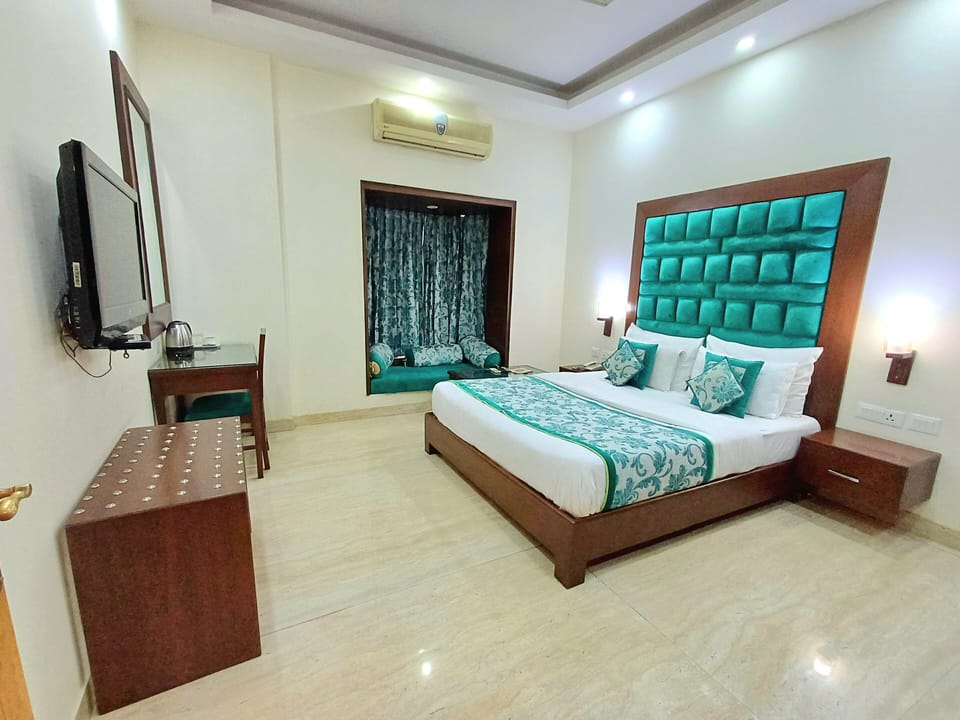 Deluxe Room | 1 bedroom, premium bedding, minibar, desk
