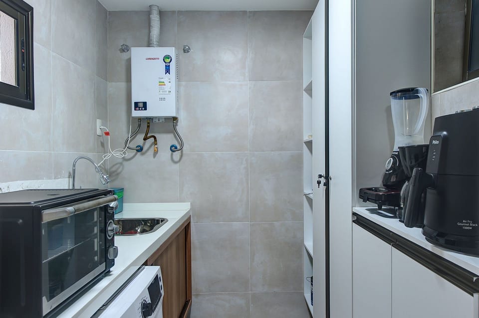 Deluxe Apartment | Private kitchen | Cookware/dishes/utensils