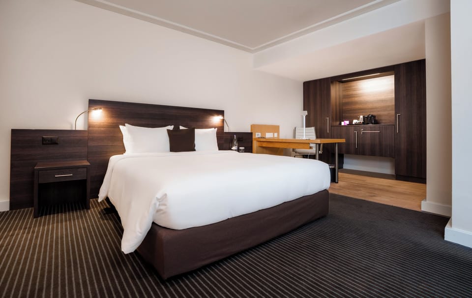 Junior Suite, 1 Queen Bed | Premium bedding, pillowtop beds, in-room safe, desk