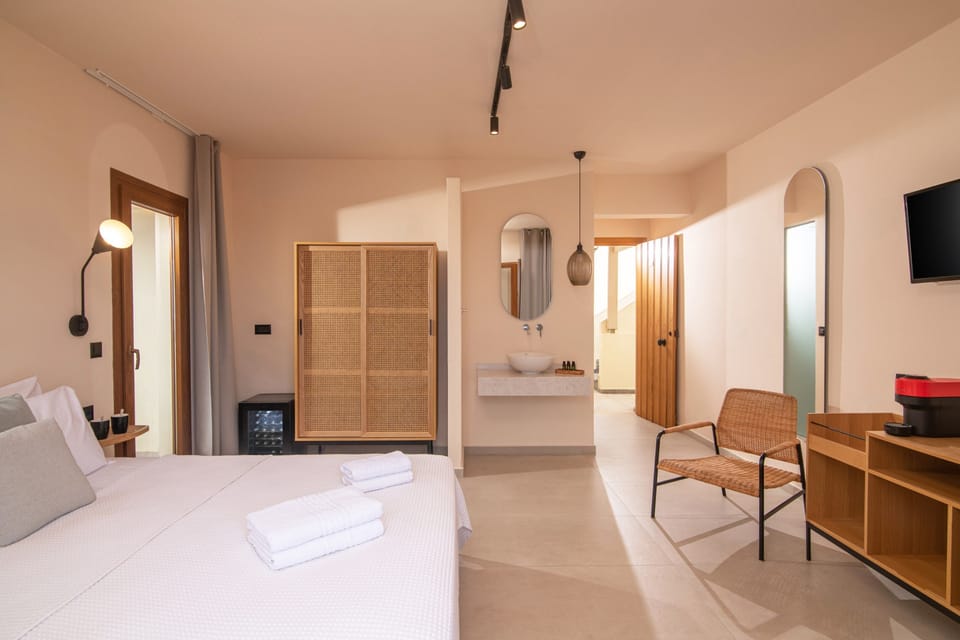 Junior Suite | In-room safe, blackout drapes, soundproofing