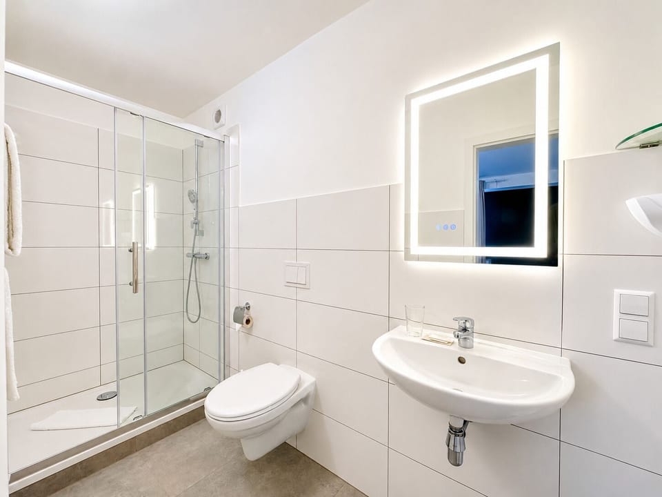 Business Single Room | Bathroom | Shower, free toiletries, hair dryer, slippers