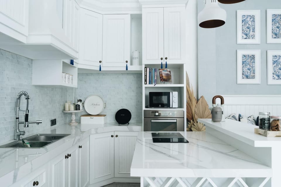 Fridge, coffee/tea maker, electric kettle, highchair