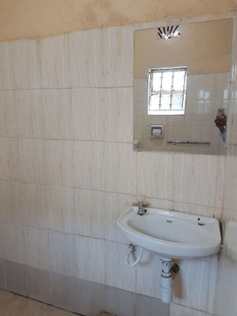Combined shower/tub, towels