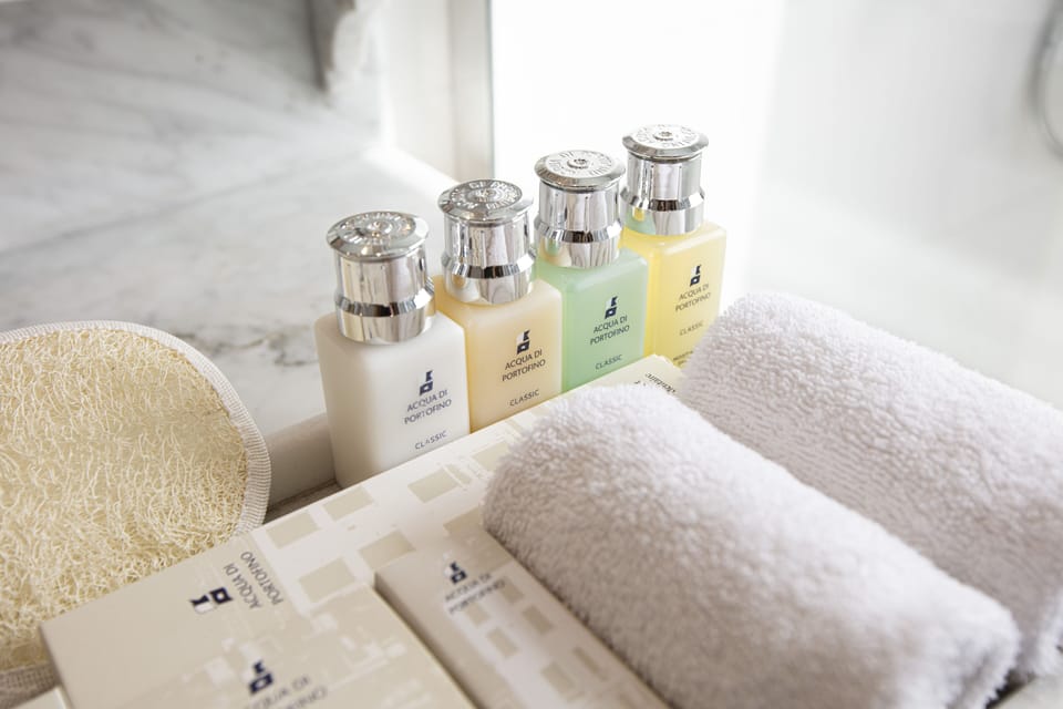 Suite | Bathroom | Shower, free toiletries, slippers, towels