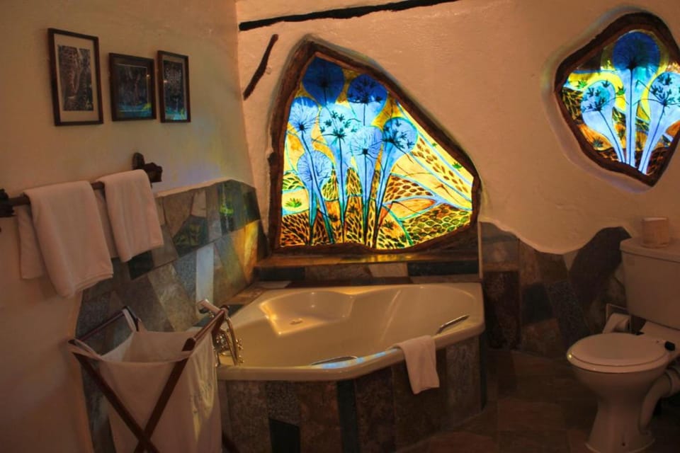 Deluxe Room | Bathroom | Combined shower/tub, slippers, bidet, towels