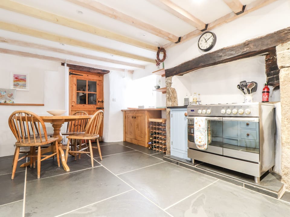 Cottage | Private kitchen | Fridge, microwave, dishwasher, electric kettle