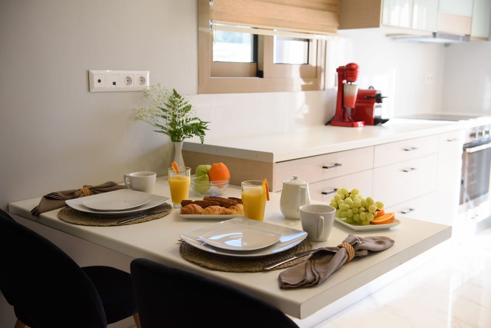 Full-size fridge, microwave, oven, stovetop
