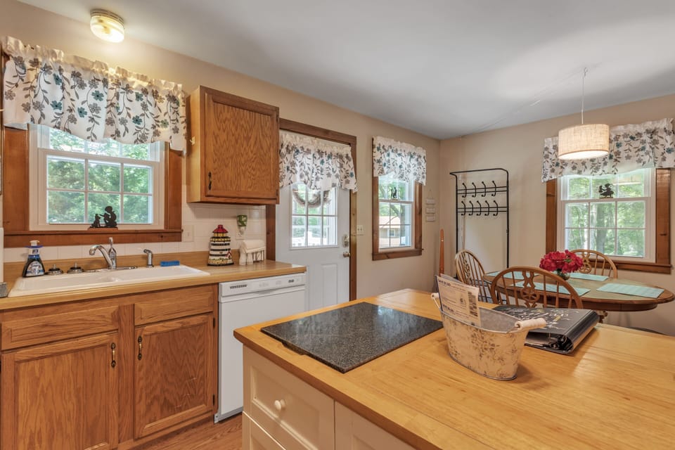 Bungalow, 1 Bedroom | Private kitchen | Fridge, oven, coffee/tea maker, toaster