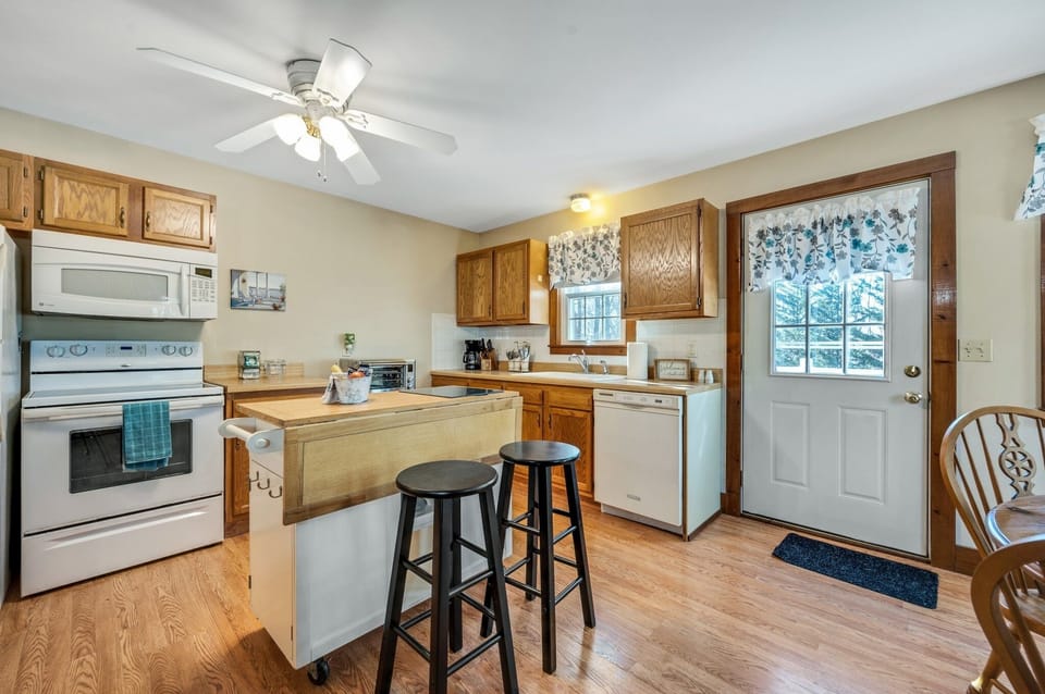 Bungalow, 1 Bedroom | Private kitchen | Fridge, oven, coffee/tea maker, toaster