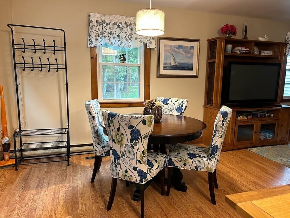 Bungalow, 1 Bedroom | Dining