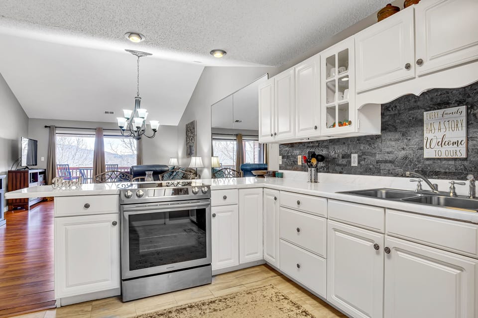 Condo, 2 Bedrooms | Private kitchen | Fridge, oven, coffee/tea maker, toaster