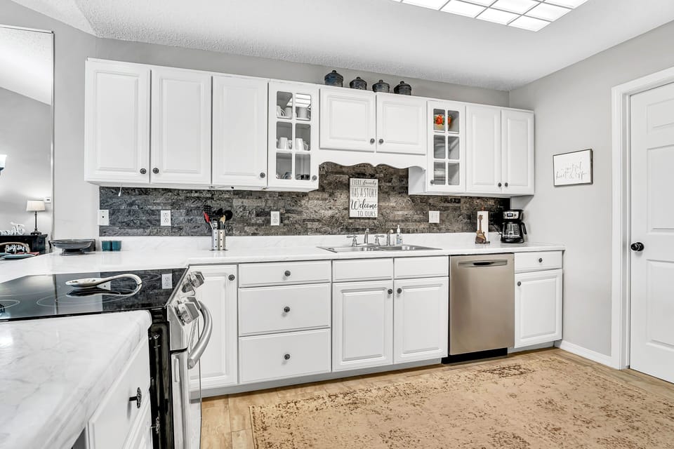 Condo, 2 Bedrooms | Private kitchen | Fridge, oven, coffee/tea maker, toaster